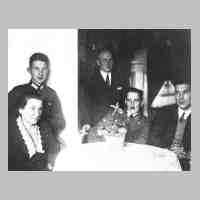 092-0009 Selma Todtenhaupt mit ihren vier Soehnen. Von links Bernhard, Fritz, Bruno und Erich.jpg